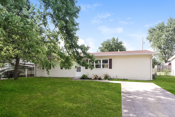 426 Pleasant Dr in New Whiteland, IN - Foto de edificio