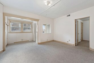 2311 W Wisconsin Ave in Milwaukee, WI - Foto de edificio - Building Photo