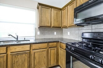 3951 Eastland Lake Dr in Richmond, TX - Foto de edificio - Building Photo