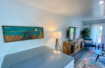 642 Star Crest Dr W in Salt Lake City, UT - Foto de edificio - Building Photo