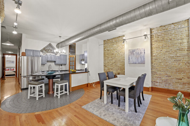 1338 W Madison St, Unit 2E in Chicago, IL - Building Photo - Building Photo