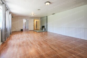 160 SW Towle Ave in Gresham, OR - Foto de edificio - Building Photo