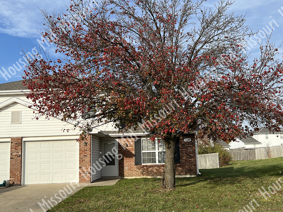 1658 High Quest Cir in Columbia, MO - Building Photo