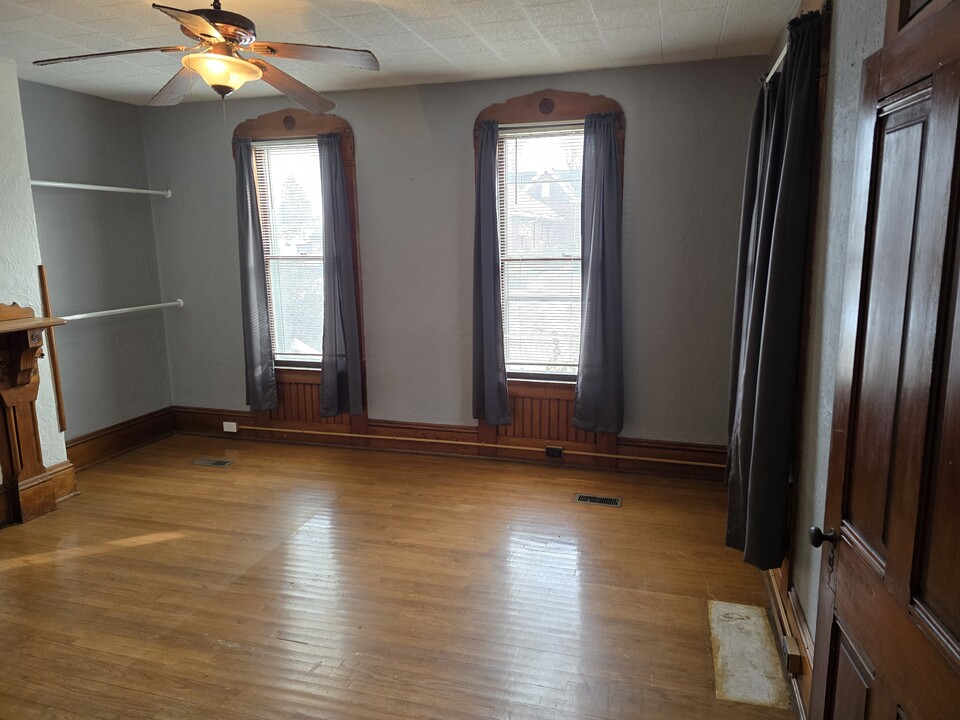 1225 Elm St, Unit Downstairs Unit in Quincy, IL - Building Photo