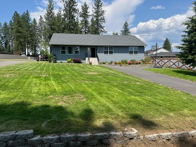 property at 931 E Farwell Rd