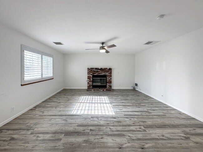 1240 W Mariposa Ave in Ridgecrest, CA - Building Photo - Building Photo