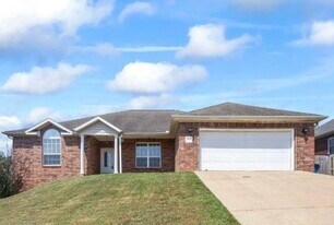 3802 SW Osprey Dr in Bentonville, AR - Building Photo