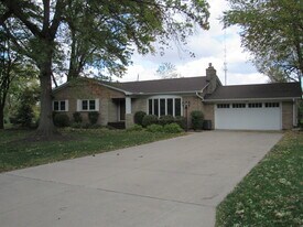 233 Manor Dr in Riverdale, IA - Building Photo