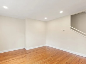 34 Clinton St, Unit 1 in Newton, MA - Foto de edificio - Building Photo