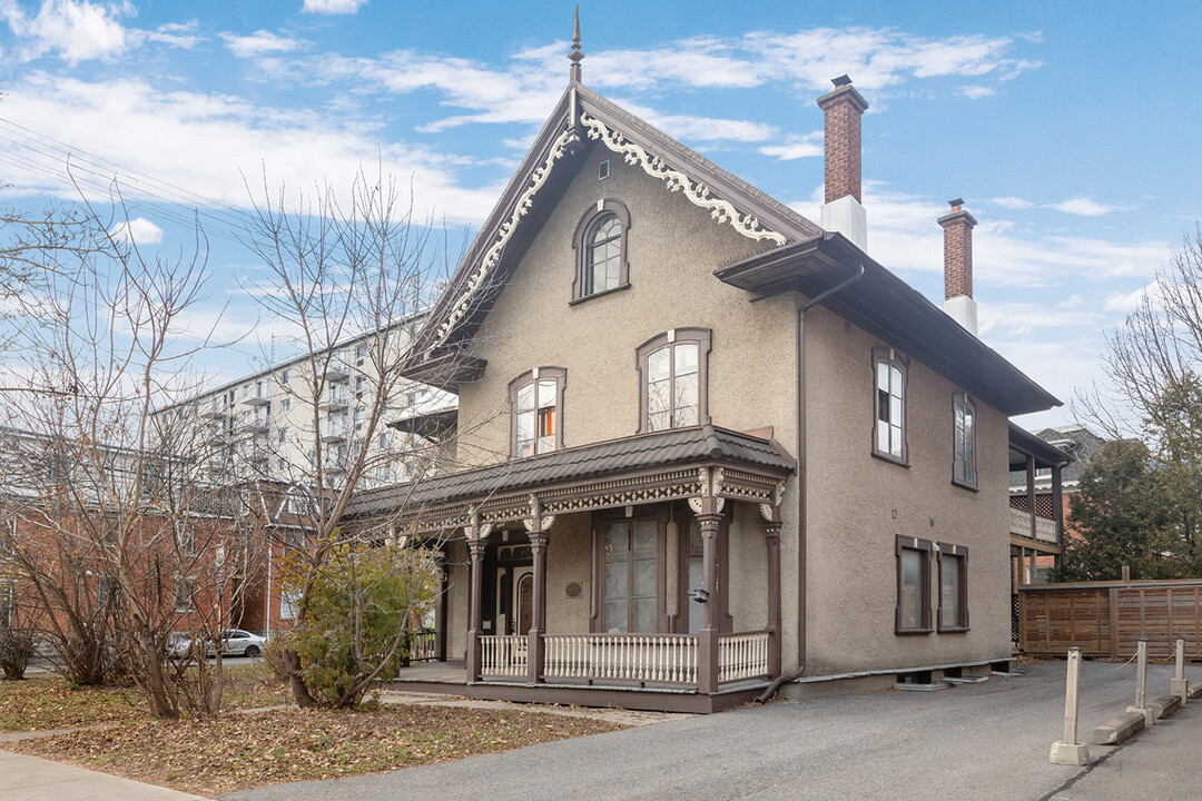 Laurier Apartments in Ottawa, ON - Building Photo