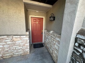 6810 Deatonhill Dr in Austin, TX - Building Photo