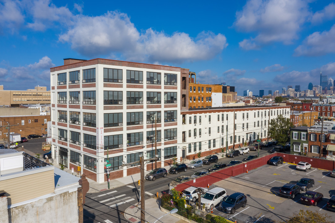 Brush Factory Lofts in Philadelphia, PA - Foto de edificio