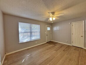 2641 Maverick Ln in Lawrence, KS - Foto de edificio - Building Photo