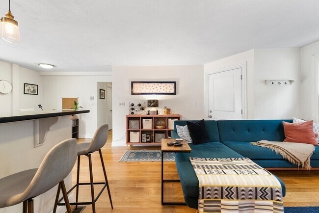property at 617-619-619 E 2nd St