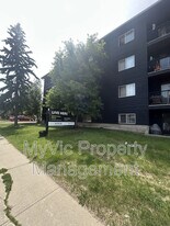 10152-10158 158 St NW in Edmonton, AB - Building Photo