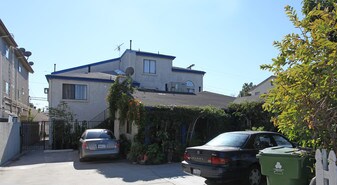 11206 Victory Blvd in North Hollywood, CA - Building Photo