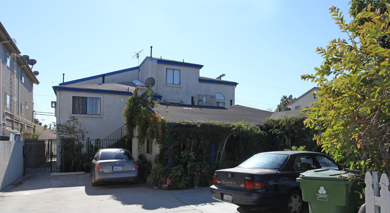 11206 Victory Blvd in North Hollywood, CA - Building Photo