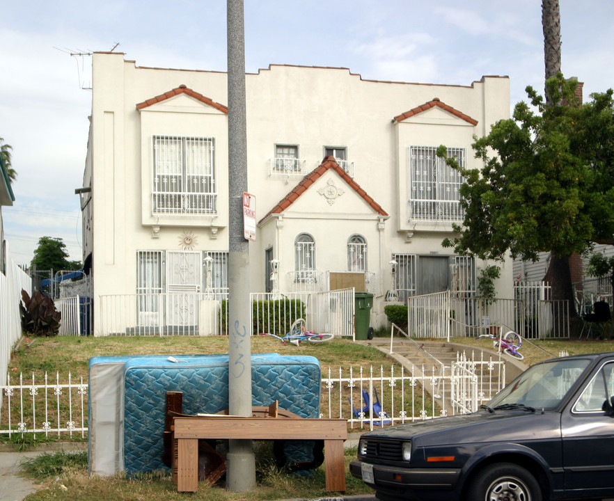 211 S Carondelet St in Los Angeles, CA - Building Photo