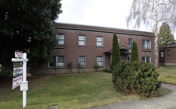 Broadway Apartments in Vancouver, WA - Building Photo - Building Photo