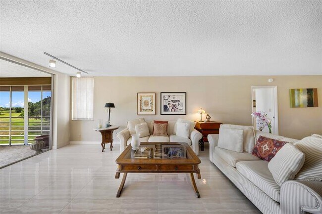 800 Cypress Grove Dr in Pompano Beach, FL - Building Photo - Building Photo