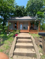 221 S Main St in Bonham, TX - Building Photo