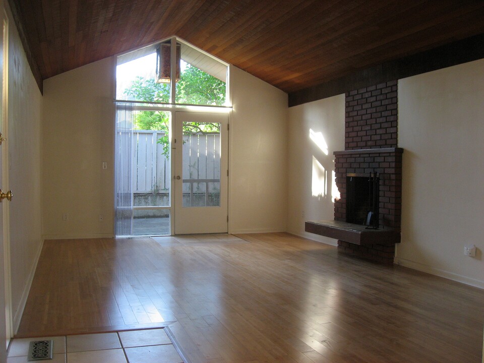 6780 SW Canyon Ter in Portland, OR - Building Photo