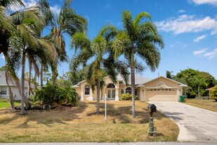 513 SE Cliff Rd in Port St. Lucie, FL - Building Photo