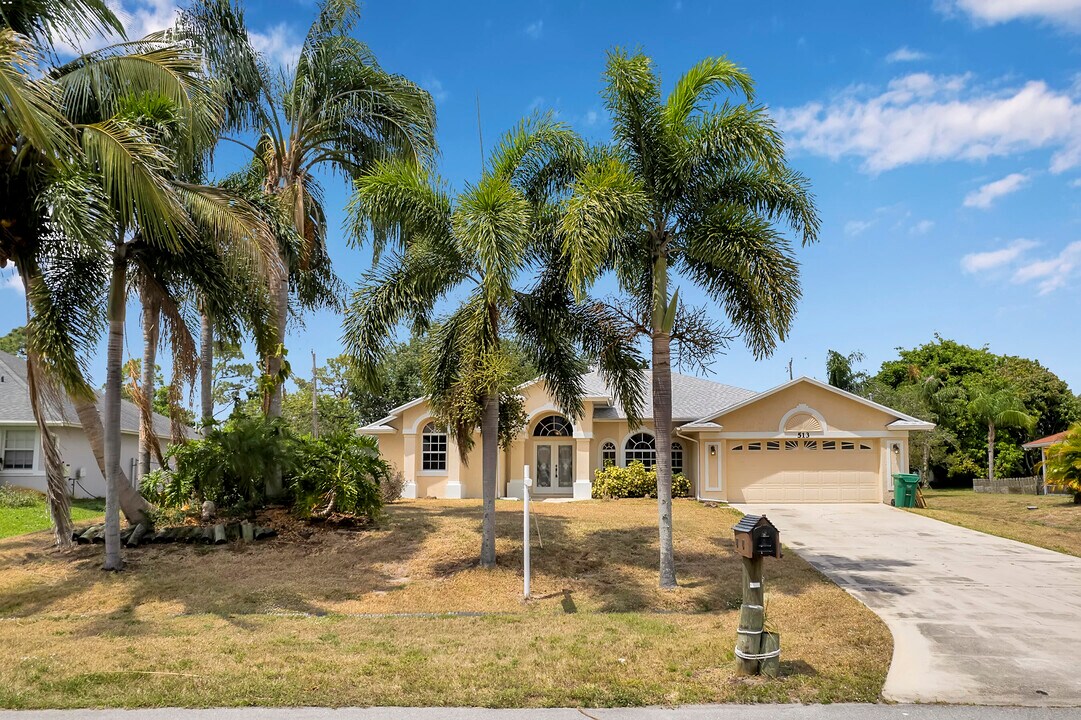 513 SE Cliff Rd in Port St. Lucie, FL - Building Photo