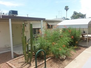 1214 S Farmer Ave in Tempe, AZ - Foto de edificio - Building Photo