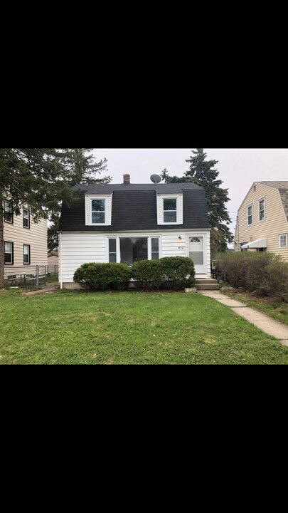 8727 W Lisbon Ave in Milwaukee, WI - Building Photo