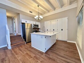 5914 Lago Vista Way in Lago Vista, TX - Foto de edificio - Building Photo