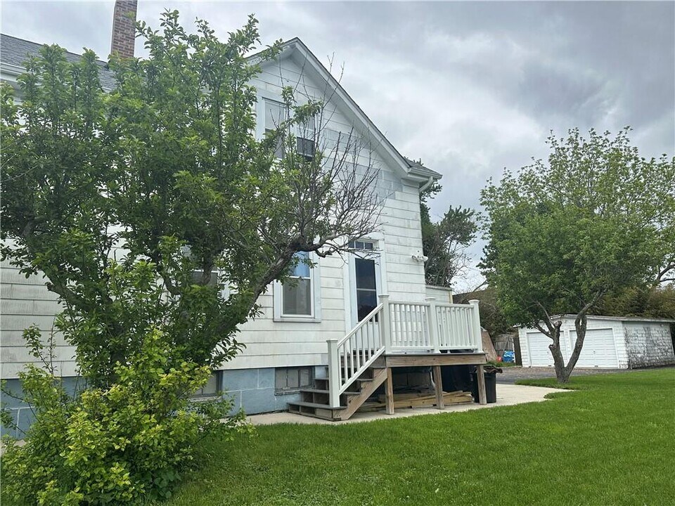 296 Canonicus St in Tiverton, RI - Building Photo