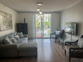 1900 Van Buren St, Unit 323b in Hollywood, FL - Foto de edificio - Building Photo