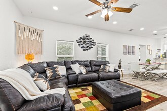 911 W Wildwood Dr in San Antonio, TX - Foto de edificio - Building Photo