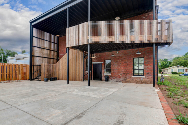 The Lofts at Cherry & Pickwick in Springfield, MO - Foto de edificio - Building Photo