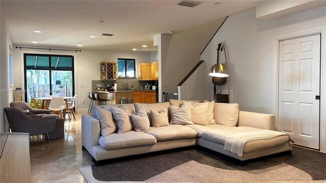 3777 SW 28th St in Miami, FL - Building Photo - Building Photo