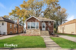 8912 S Sacramento Ave in Evergreen Park, IL - Building Photo