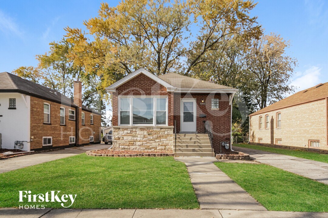 8912 S Sacramento Ave in Evergreen Park, IL - Foto de edificio