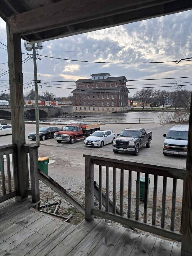 129 2nd Ave NE, Unit B in Independence, IA - Foto de edificio - Building Photo