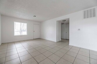 3649 S Van Dyke Ave in Las Vegas, NV - Foto de edificio - Building Photo
