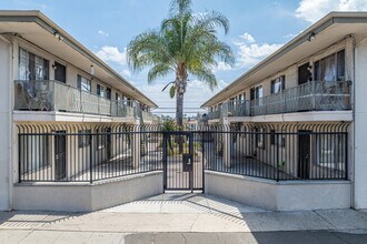 4051-4061 Euclid Avenue in San Diego, CA - Foto de edificio - Building Photo