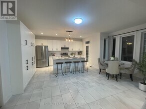 143 Kenneth Rogers Cres in East Gwillimbury, ON - Building Photo - Building Photo