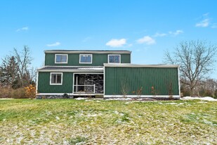 2828 Swarthout Rd in Pinckney, MI - Building Photo