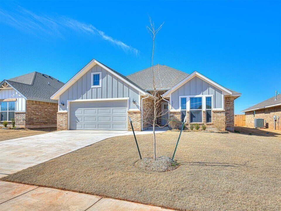 623 Hackberry Ln in Washington, OK - Building Photo