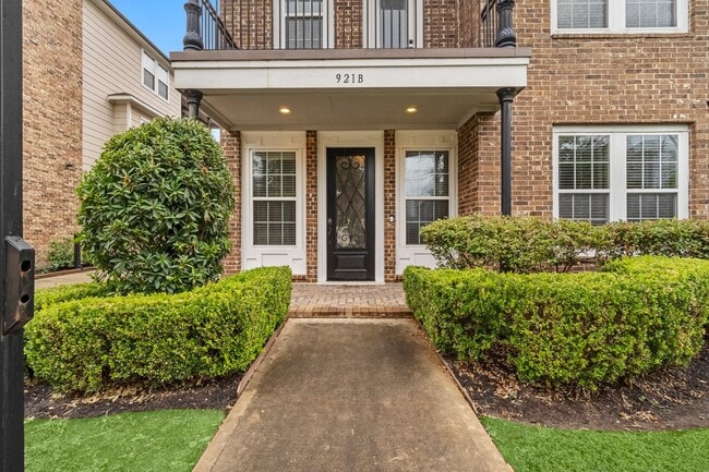 property at 921 W 19th St