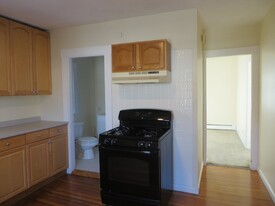 68 Valley St, Unit #3 in Wakefield, MA - Foto de edificio - Building Photo