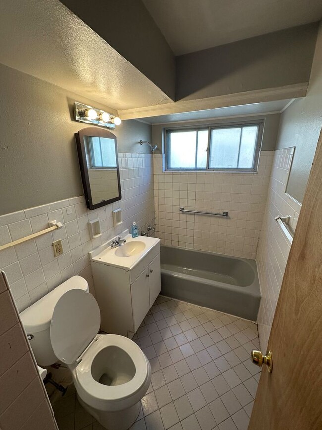 9500 W Capitol Dr in Wauwatosa, WI - Building Photo - Building Photo