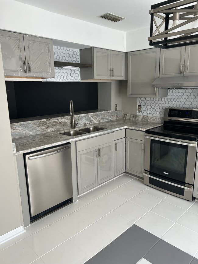 property at 522 Hollomon Dr