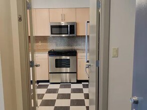 1100 106th Ave NE, Unit 812 in Bellevue, WA - Building Photo - Building Photo