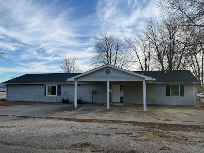 property at 216 W Mulberry St